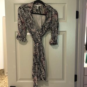 Diane von Furstenberg 100 Silk wrap dress navy/red/crème pockets & collar Size 6